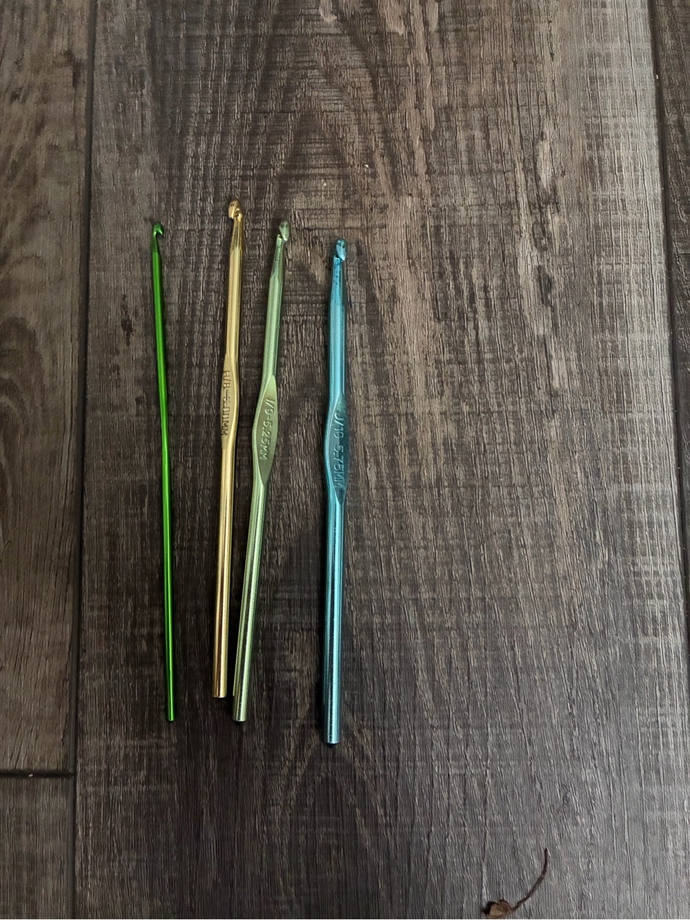 Boye Colorful Aluminum Crochet Hooks Set of 4 (3.125mm - 5.75mm)